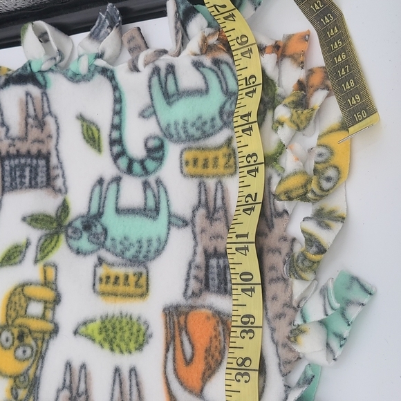 2 Soft Fleece Throw Blankets Bundle - Picture 4 of 9